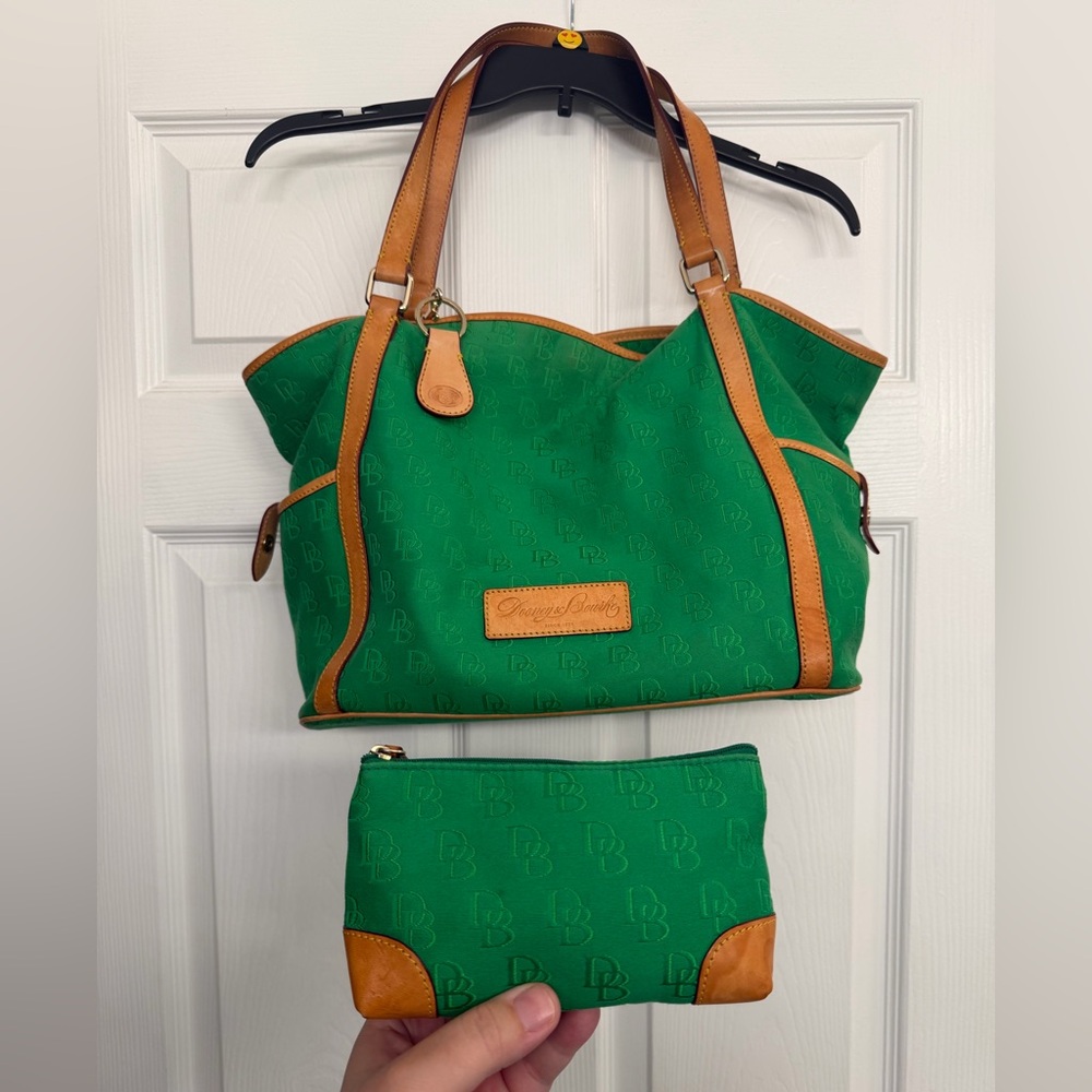 🦆Dooney & Bourke tote with cosmetic bag